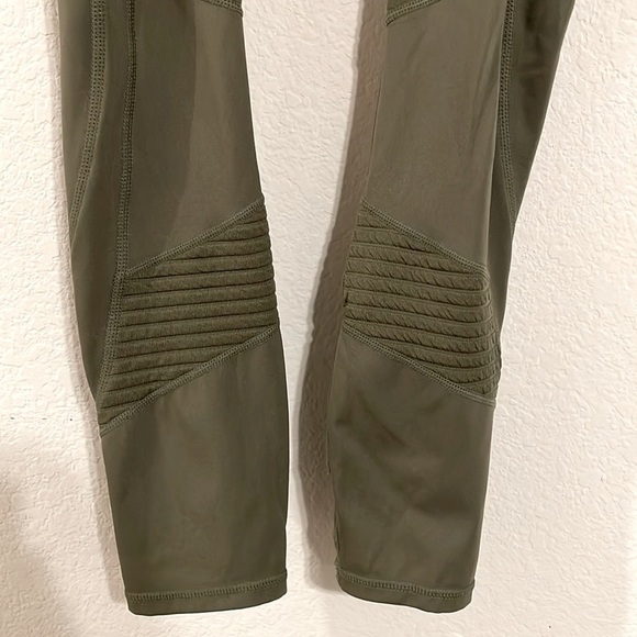 Fabletics Women’s 7/8 Leggings Medium Green Stretch Spandex Workout Athleisure - Picture 5 of 14